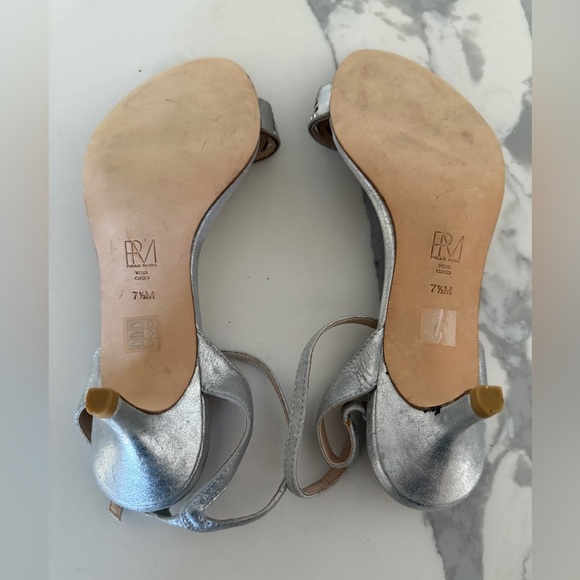Pelle Moda Silver metallic Strappy Kitten Heels size 7.5 - Picture 5 of 5